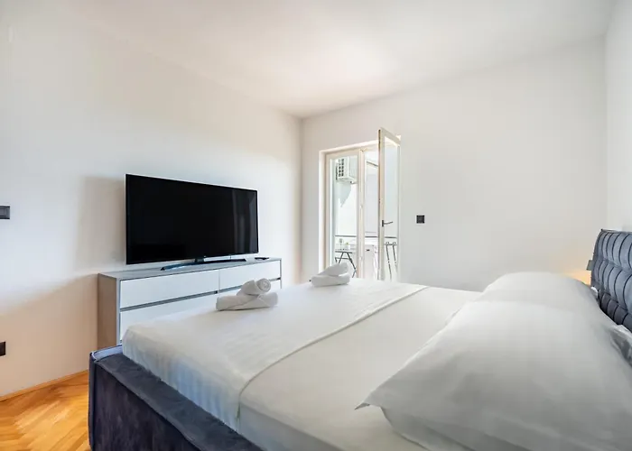 Rina With Heated Jacuzzi Split