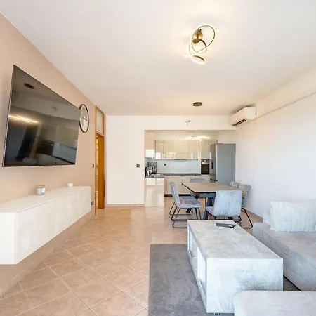 Rina With Heated Jacuzzi Apartamento *