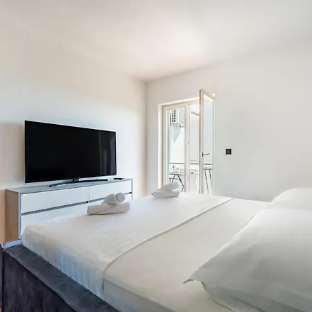 Rina With Heated Jacuzzi Сплит